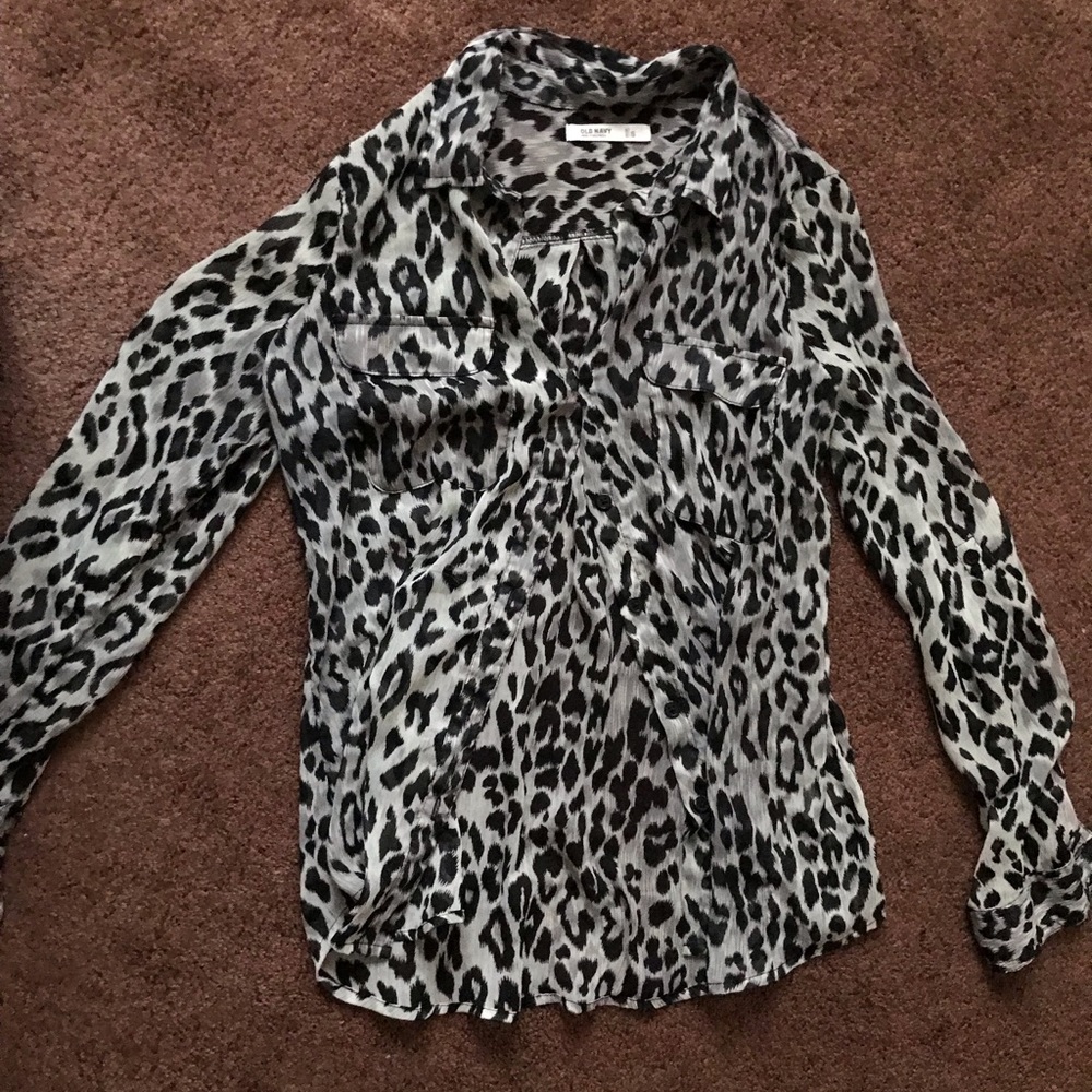 Long sleeve b&w button down cheetah print top